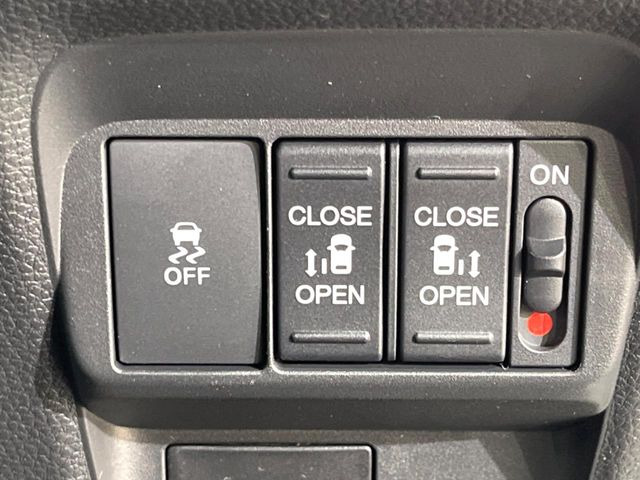 【両側パワースライドドア】スマートキーや運転席のスイッチで後席両側スライドドアの開閉が可能♪電動だから力を入れてドアを開ける必要が無く、小さなお子様でも簡単に開け閉めでき快適です♪