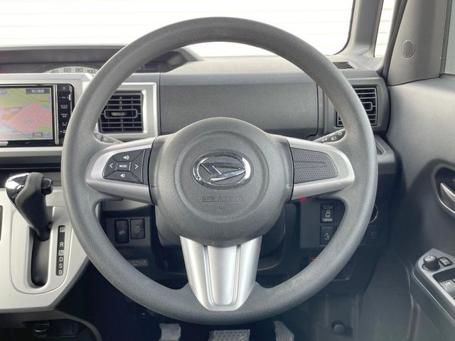 �C���e���A�ɍ��킹���f�U�C���̃X�e�A�����O�́A�^�]�������̂��Ƃ��l���A�^�]���₷���`��A�傫���ł��B�����x�A���ۂɐG���Ă��m���߂��������B