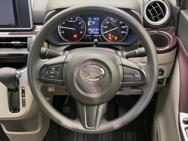 �C���e���A�ɍ��킹���f�U�C���̃X�e�A�����O�́A�^�]�������̂��Ƃ��l���A�^�]���₷���`��A�傫���ł��B�����x�A���ۂɐG���Ă��m���߂��������B