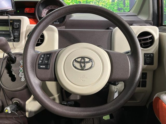 �C���e���A�ɍ��킹���f�U�C���̃X�e�A�����O�́A�^�]�������̂��Ƃ��l���A�^�]���₷���`��A�傫���ł��B�����x�A���ۂɐG���Ă��m���߂��������B