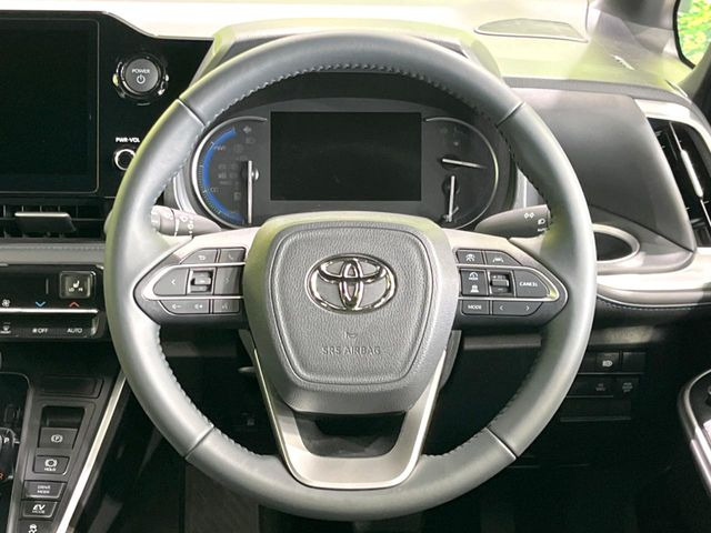 �C���e���A�ɍ��킹���f�U�C���̃X�e�A�����O�́A�^�]�������̂��Ƃ��l���A�^�]���₷���`��A�傫���ł��B�����x�A���ۂɐG���Ă��m���߂��������B