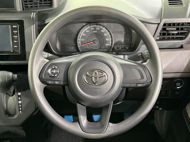 �C���e���A�ɍ��킹���f�U�C���̃X�e�A�����O�́A�^�]�������̂��Ƃ��l���A�^�]���₷���`��A�傫���ł��B�����x�A���ۂɐG���Ă��m���߂��������B