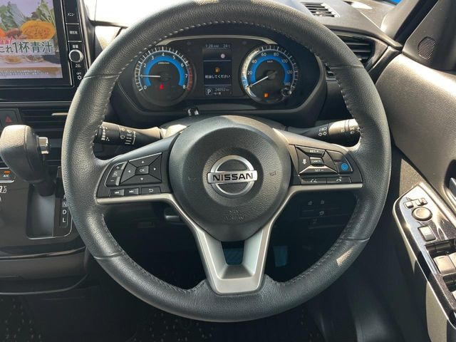 �C���e���A�ɍ��킹���f�U�C���̃X�e�A�����O�́A�^�]�������̂��Ƃ��l���A�^�]���₷���`��A�傫���ł��B�����x�A���ۂɐG���Ă��m���߂��������B