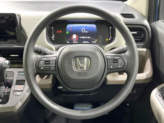 インテリアに合わせたデザインのステアリングは、運転される方のことも考え、運転しやすい形状、大きさです。是非一度、実際に触ってお確かめください。