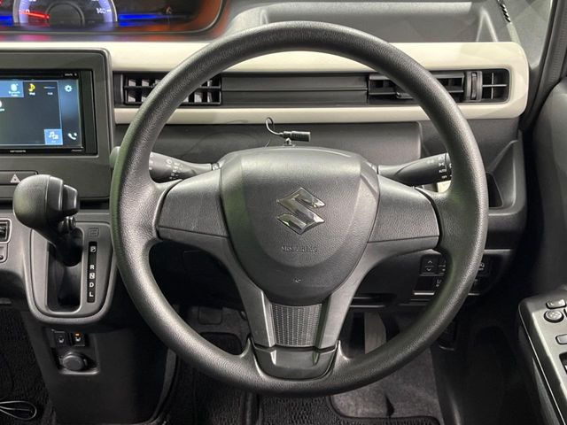 �C���e���A�ɍ��킹���f�U�C���̃X�e�A�����O�́A�^�]�������̂��Ƃ��l���A�^�]���₷���`��A�傫���ł��B�����x�A���ۂɐG���Ă��m���߂��������B