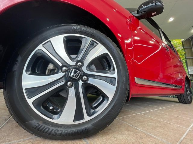 �y����15�C���`�A���~�z�C�[���z�O�ςɃ}�b�`���������A���~�z�C�[���𑕒����Ă���܂��B�e��ЊO�A���~�z�C�[����A�X�^�b�h���X�^�C�����戵�����Ă���܂��B���񂲑��k����������