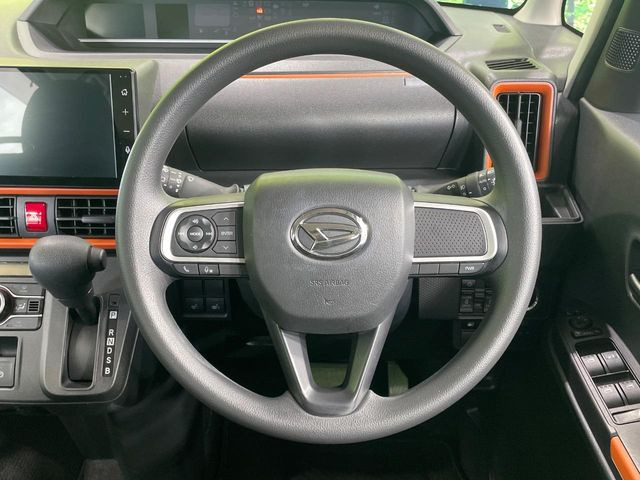 �C���e���A�ɍ��킹���f�U�C���̃X�e�A�����O�́A�^�]�������̂��Ƃ��l���A�^�]���₷���`��A�傫���ł��B�����x�A���ۂɐG���Ă��m���߂��������B