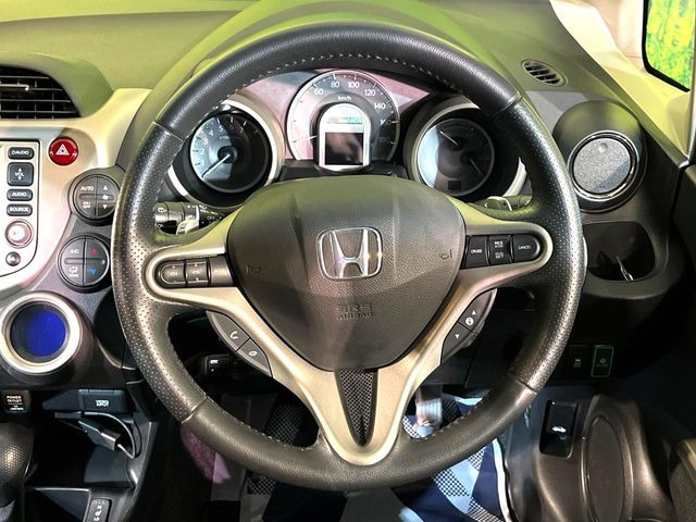 �C���e���A�ɍ��킹���f�U�C���̃X�e�A�����O�́A�^�]�������̂��Ƃ��l���A�^�]���₷���`��A�傫���ł��B�����x�A���ۂɐG���Ă��m���߂��������B