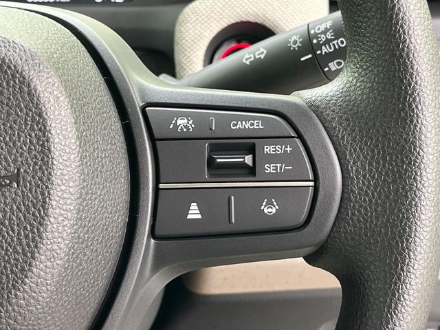 【アダプティブクルーズコントロール】高速道路での長距離走行が楽に!!自動で速度を保つクルーズコントロールが、衝突軽減システムと連携し、前方の車両を感知して車間を保つように速度調節してくれます!!