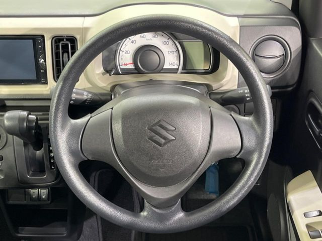 �C���e���A�ɍ��킹���f�U�C���̃X�e�A�����O�́A�^�]�������̂��Ƃ��l���A�^�]���₷���`��A�傫���ł��B�����x�A���ۂɐG���Ă��m���߂��������B