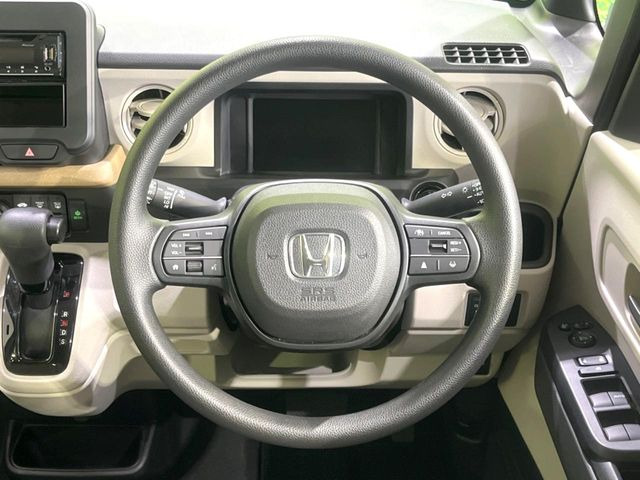 インテリアに合わせたデザインのステアリングは、運転される方のことも考え、運転しやすい形状、大きさです。是非一度、実際に触ってお確かめください。
