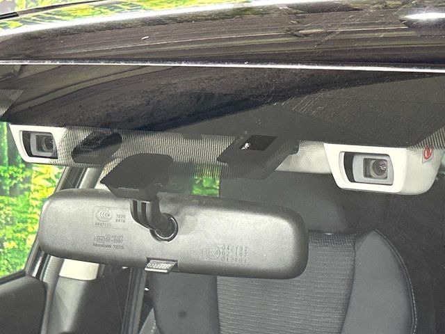 【アイサイトVer3】前方の車両等を検知し、衝突しそうな時は警報で注意を促し、ブレーキを踏む力をサポート。ブレーキを踏めなかった場合は衝突被害軽減ブレーキが作動、衝突回避をサポートします。