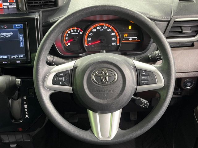 �C���e���A�ɍ��킹���f�U�C���̃X�e�A�����O�́A�^�]�������̂��Ƃ��l���A�^�]���₷���`��A�傫���ł��B�����x�A���ۂɐG���Ă��m���߂��������B