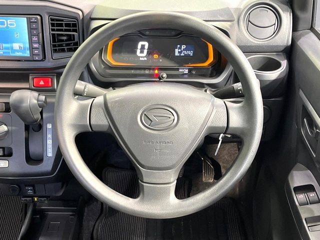 �C���e���A�ɍ��킹���f�U�C���̃X�e�A�����O�́A�^�]�������̂��Ƃ��l���A�^�]���₷���`��A�傫���ł��B�����x�A���ۂɐG���Ă��m���߂��������B