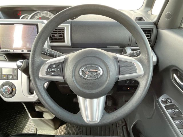 �C���e���A�ɍ��킹���f�U�C���̃X�e�A�����O�́A�^�]�������̂��Ƃ��l���A�^�]���₷���`��A�傫���ł��B�����x�A���ۂɐG���Ă��m���߂��������B