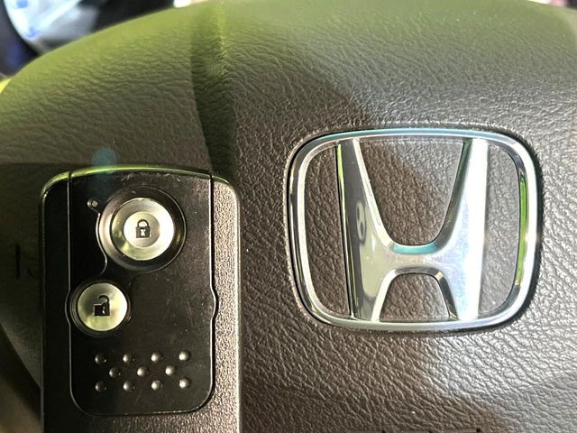 �yHonda�X�}�[�g�L�[�z�J�o����|�P�b�g�ɓ��ꂽ�܂܂ł��h�A�̎{���E�������\�ȃX�}�[�g�L�[�𑕔��B�G���W���̃I���E�I�t�����J�M�����o���K�v����������Ƃ��Ă��֗��ł���