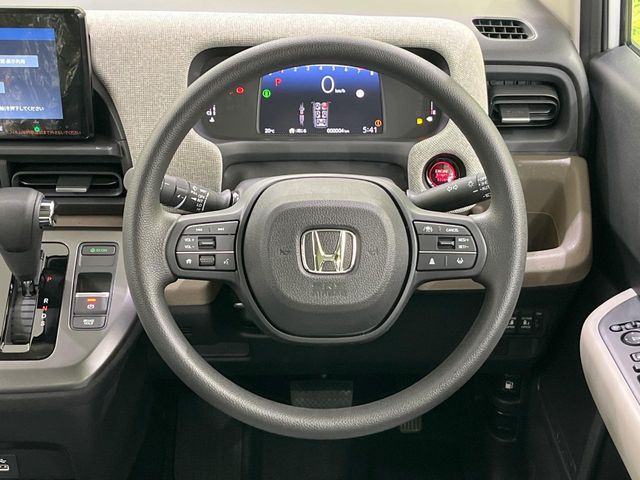 インテリアに合わせたデザインのステアリングは、運転される方のことも考え、運転しやすい形状、大きさです。是非一度、実際に触ってお確かめください。