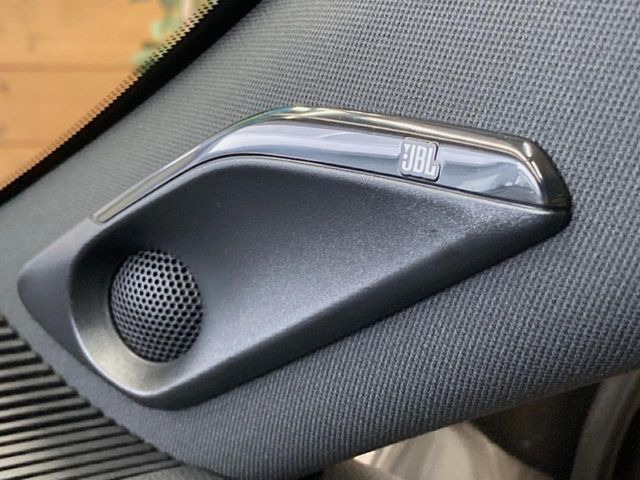 �yJBL�T�E���h�V�X�e���z���[�J�[�I�v�V�����̍��i�ʃT�E���h�V�X�e���𓋍ځB��p�̃`���[�j���O���{���ꂽ�召�l�X�ȃX�s�[�J�[����ǎ��ȃT�E���h���t�ł��A�Տꊴ���ӂ�鉹����Ԃ����o���܂��B