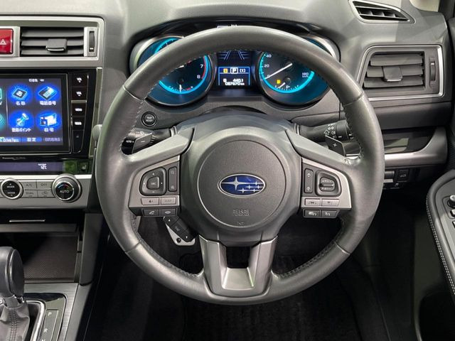 �C���e���A�ɍ��킹���f�U�C���̃X�e�A�����O�́A�^�]�������̂��Ƃ��l���A�^�]���₷���`��A�傫���ł��B�����x�A���ۂɐG���Ă��m���߂��������B