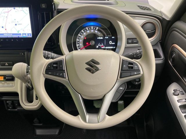 �C���e���A�ɍ��킹���f�U�C���̃X�e�A�����O�́A�^�]�������̂��Ƃ��l���A�^�]���₷���`��A�傫���ł��B�����x�A���ۂɐG���Ă��m���߂��������B