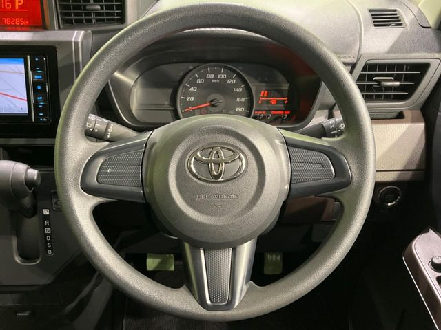 �C���e���A�ɍ��킹���f�U�C���̃X�e�A�����O�́A�^�]�������̂��Ƃ��l���A�^�]���₷���`��A�傫���ł��B�����x�A���ۂɐG���Ă��m���߂��������B