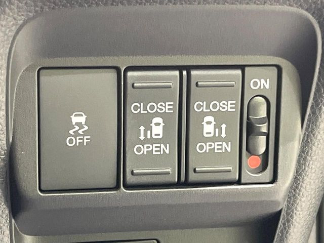 【両側パワースライドドア】スマートキーや運転席のスイッチで後席両側スライドドアの開閉が可能♪電動だから力を入れてドアを開ける必要が無く、小さなお子様でも簡単に開け閉めでき快適です♪