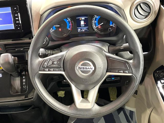 �C���e���A�ɍ��킹���f�U�C���̃X�e�A�����O�́A�^�]�������̂��Ƃ��l���A�^�]���₷���`��A�傫���ł��B�����x�A���ۂɐG���Ă��m���߂��������B