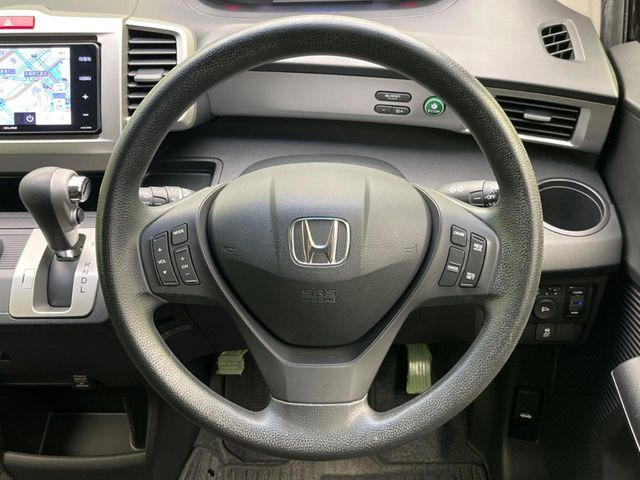 �C���e���A�ɍ��킹���f�U�C���̃X�e�A�����O�́A�^�]�������̂��Ƃ��l���A�^�]���₷���`��A�傫���ł��B�����x�A���ۂɐG���Ă��m���߂��������B
