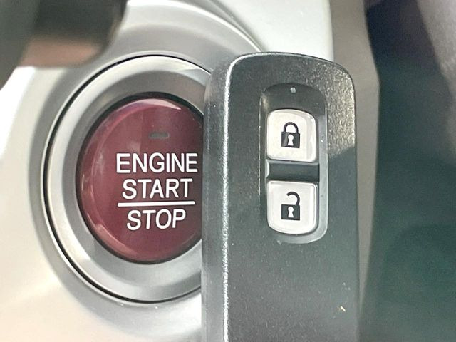 �yHonda�X�}�[�g�L�[�z�J�o����|�P�b�g�ɓ��ꂽ�܂܂ł��h�A�̎{���E�������\�ȃX�}�[�g�L�[�𑕔��B�G���W���̃I���E�I�t�����J�M�����o���K�v����������Ƃ��Ă��֗��ł���