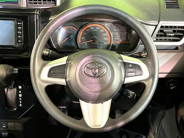 �C���e���A�ɍ��킹���f�U�C���̃X�e�A�����O�́A�^�]�������̂��Ƃ��l���A�^�]���₷���`��A�傫���ł��B�����x�A���ۂɐG���Ă��m���߂��������B