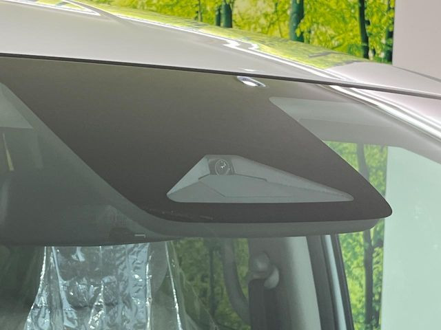 【ホンダセンシング】走行中に前方の車両等を認識し、衝突しそうな時は警報とブレーキで衝突回避と被害軽減をアシスト。より安全にドライブをお楽しみいただけます。