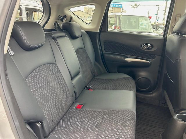 �R���p�N�g�J�[�ł����A�Z�J���h�V�[�g�͏\���ȍL����������K�ɂ���肢�������܂���V�[�g��|���đ傫�ȉו���ς񂾂�ƁA�p�r�̕����L��1��ł��B