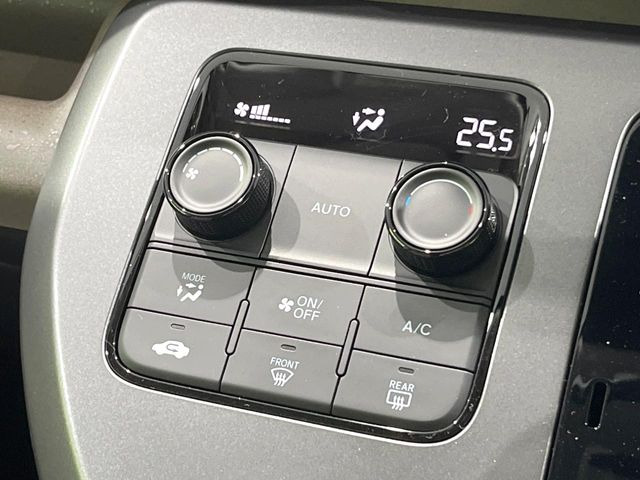 【オートエアコン】一度お好みの温度に設定すれば、車内の温度を検知し風量や温度を自動で調整。暑い&hellip;寒い&hellip;と何度もスイッチ操作をする必要はありません。快適な車内空間には必須の機能ですね♪