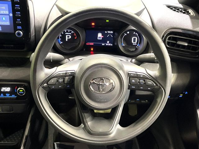 �C���e���A�ɍ��킹���f�U�C���̃X�e�A�����O�́A�^�]�������̂��Ƃ��l���A�^�]���₷���`��A�傫���ł��B�����x�A���ۂɐG���Ă��m���߂��������B