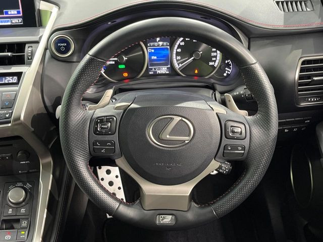 �C���e���A�ɍ��킹���f�U�C���̃X�e�A�����O�́A�^�]�������̂��Ƃ��l���A�^�]���₷���`��A�傫���ł��B�����x�A���ۂɐG���Ă��m���߂��������B