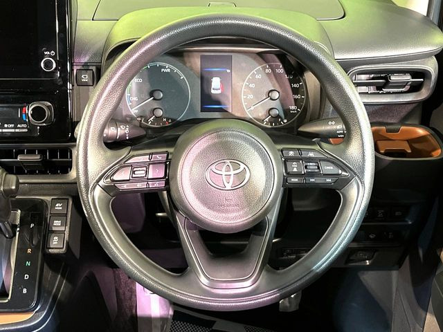 インテリアに合わせたデザインのステアリングは、運転される方のことも考え、運転しやすい形状、大きさです。是非一度、実際に触ってお確かめください。