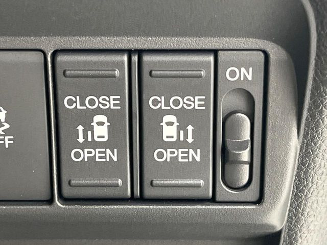【両側パワースライドドア】スマートキーや運転席のスイッチで後席両側スライドドアの開閉が可能♪電動だから力を入れてドアを開ける必要が無く、小さなお子様でも簡単に開け閉めでき快適です♪