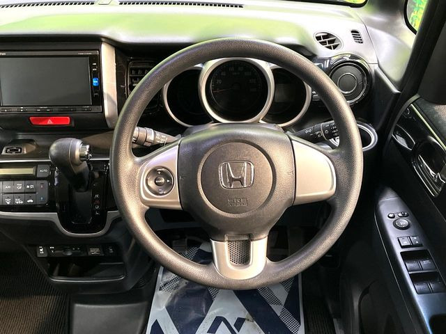 �C���e���A�ɍ��킹���f�U�C���̃X�e�A�����O�́A�^�]�������̂��Ƃ��l���A�^�]���₷���`��A�傫���ł��B�����x�A���ۂɐG���Ă��m���߂��������B