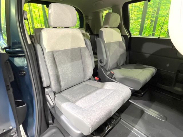 後部座席も気になるようなキズ・汚れやへたり等、大きなダメージはなく、良好な状態です。