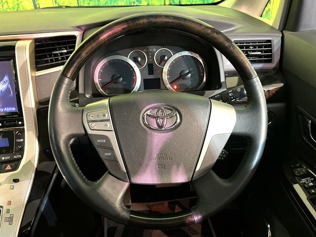 �C���e���A�ɍ��킹���f�U�C���̃X�e�A�����O�́A�^�]�������̂��Ƃ��l���A�^�]���₷���`��A�傫���ł��B�����x�A���ۂɐG���Ă��m���߂��������B