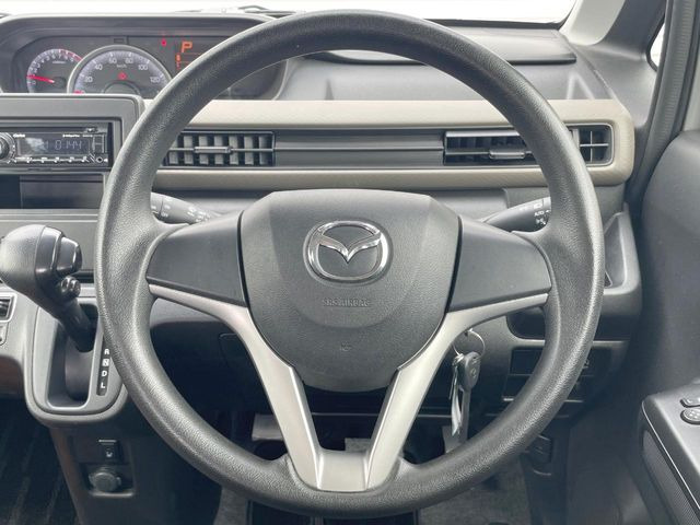 �C���e���A�ɍ��킹���f�U�C���̃X�e�A�����O�́A�^�]�������̂��Ƃ��l���A�^�]���₷���`��A�傫���ł��B�����x�A���ۂɐG���Ă��m���߂��������B