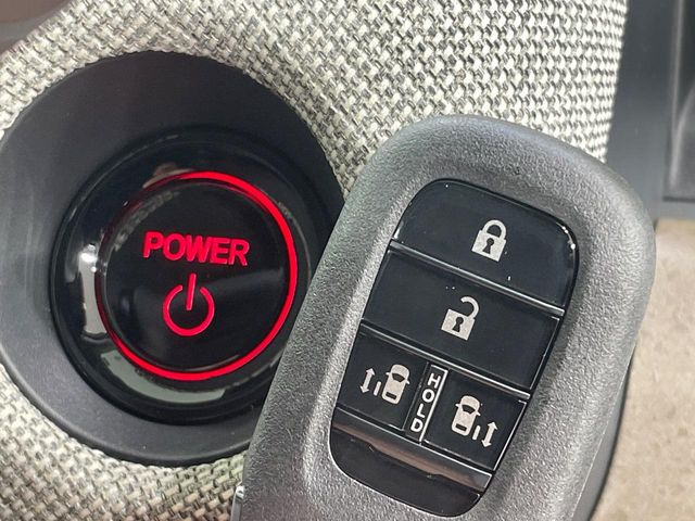 �yHonda�X�}�[�g�L�[�z�J�o����|�P�b�g�ɓ��ꂽ�܂܂ł��h�A�̎{���E�������\�ȃX�}�[�g�L�[�𑕔��B�G���W���̃I���E�I�t�����J�M�����o���K�v����������Ƃ��Ă��֗��ł���