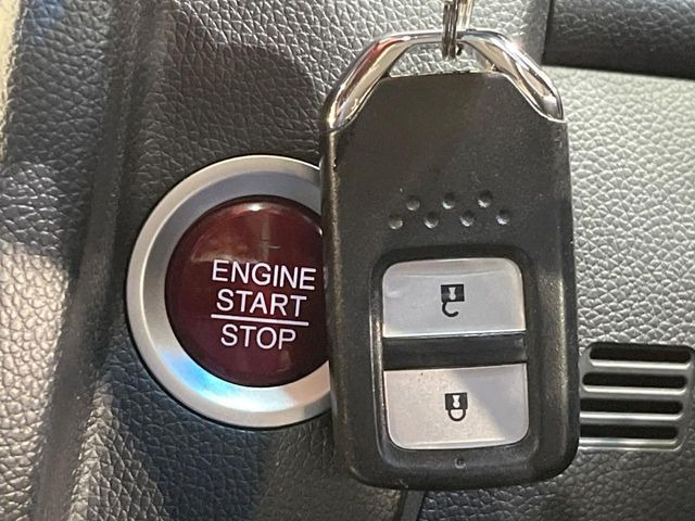 �yHonda�X�}�[�g�L�[�z�J�o����|�P�b�g�ɓ��ꂽ�܂܂ł��h�A�̎{���E�������\�ȃX�}�[�g�L�[�𑕔��B�G���W���̃I���E�I�t�����J�M�����o���K�v����������Ƃ��Ă��֗��ł���