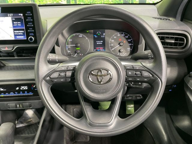 �C���e���A�ɍ��킹���f�U�C���̃X�e�A�����O�́A�^�]�������̂��Ƃ��l���A�^�]���₷���`��A�傫���ł��B�����x�A���ۂɐG���Ă��m���߂��������B