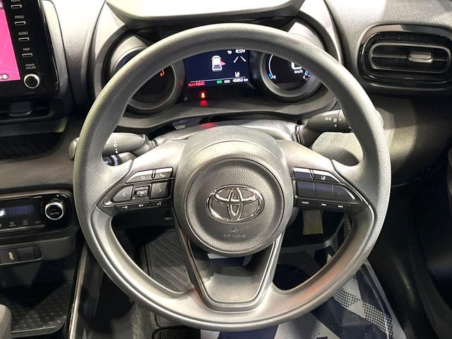 �C���e���A�ɍ��킹���f�U�C���̃X�e�A�����O�́A�^�]�������̂��Ƃ��l���A�^�]���₷���`��A�傫���ł��B�����x�A���ۂɐG���Ă��m���߂��������B