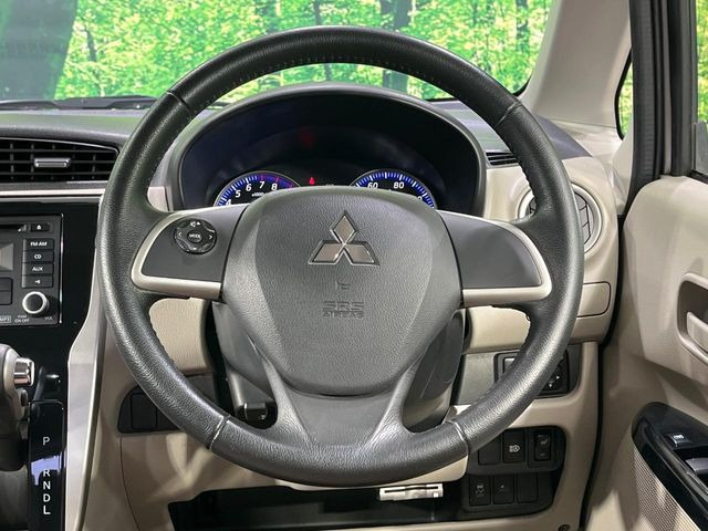�C���e���A�ɍ��킹���f�U�C���̃X�e�A�����O�́A�^�]�������̂��Ƃ��l���A�^�]���₷���`��A�傫���ł��B�����x�A���ۂɐG���Ă��m���߂��������B