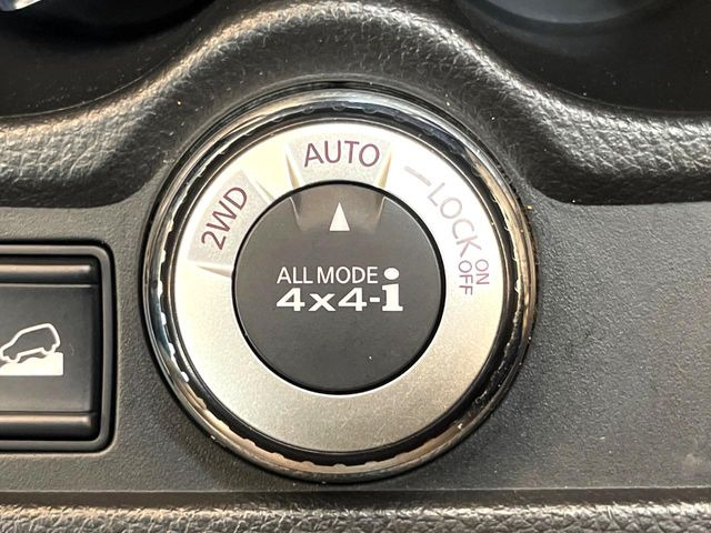 【オールモード4&times;4】2WD/4WDモードを手軽に切り替え可能。燃費重視の2WD、スタック時に役立つLOCK、AUTOモードでは4WDの配分を自動で調整し、路面状況を問わず安定した走りをサポート。