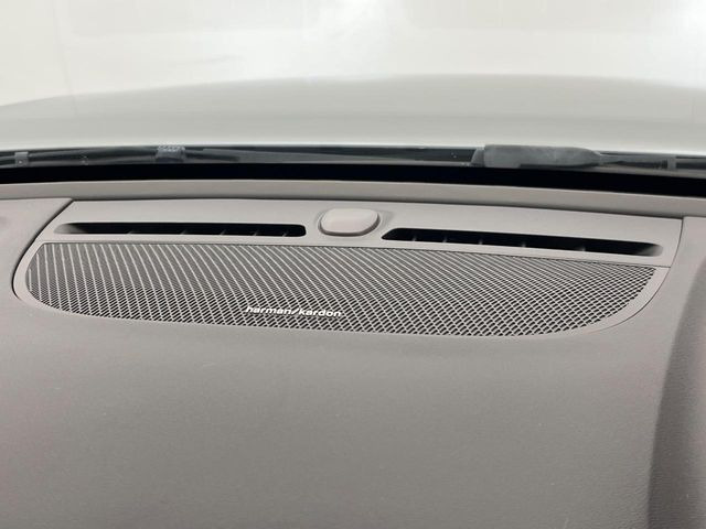 �yharman kardon�z�n�[�}���J�[�h����Hi-Fi�X�y�V�����X�g�Ƌ��ɁA���f���ʂɊJ���E�݌v���ꂽ��p�`���[�j���O���Տꊴ���鉹����Ԃ��������Ă��܂��B