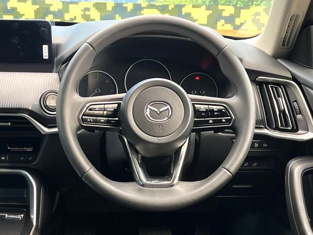�C���e���A�ɍ��킹���f�U�C���̃X�e�A�����O�́A�^�]�������̂��Ƃ��l���A�^�]���₷���`��A�傫���ł��B�����x�A���ۂɐG���Ă��m���߂��������B
