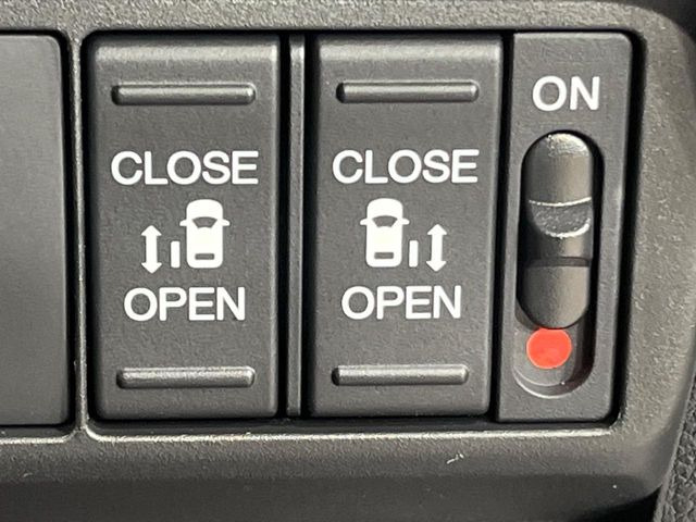 【両側パワースライドドア】スマートキーや運転席のスイッチで後席両側スライドドアの開閉が可能♪電動だから力を入れてドアを開ける必要が無く、小さなお子様でも簡単に開け閉めでき快適です♪